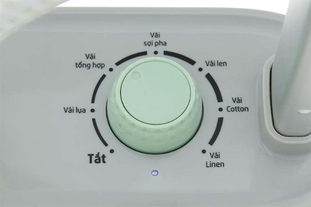 Bàn ủi hơi nước đứng BlueStone GSB-3947 - Hàng chính hãng