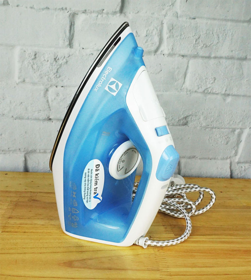Bàn ủi hơi nước Electrolux EasyLine ESI4017 - Hàng chính hãng