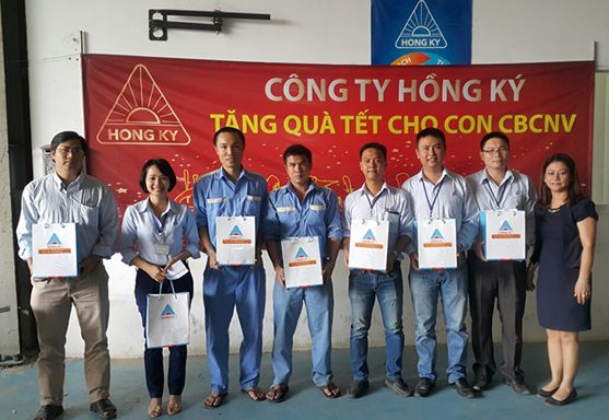 Hồng Ký trao quà tết cho CBCNV