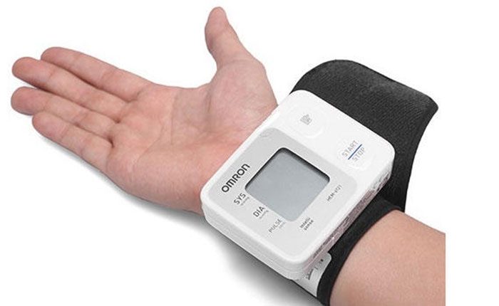 Máy đo huyết áp cổ tay Omron HEM 6131 - Hàng chính hãng