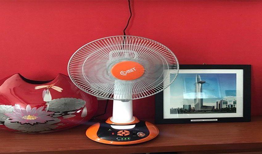 Quạt sạc tích điện kết hợp đèn LED Comet CRF0612 - Hàng chính hãng