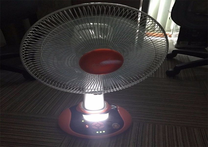Quạt sạc tích điện kết hợp đèn LED Comet CRF0612 - Hàng chính hãng