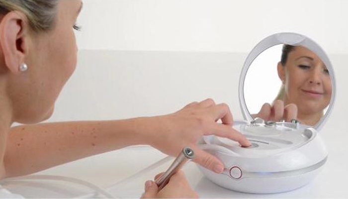 Máy massage trị liệu da mặt Beurer FC100 - Hàng chính hãng